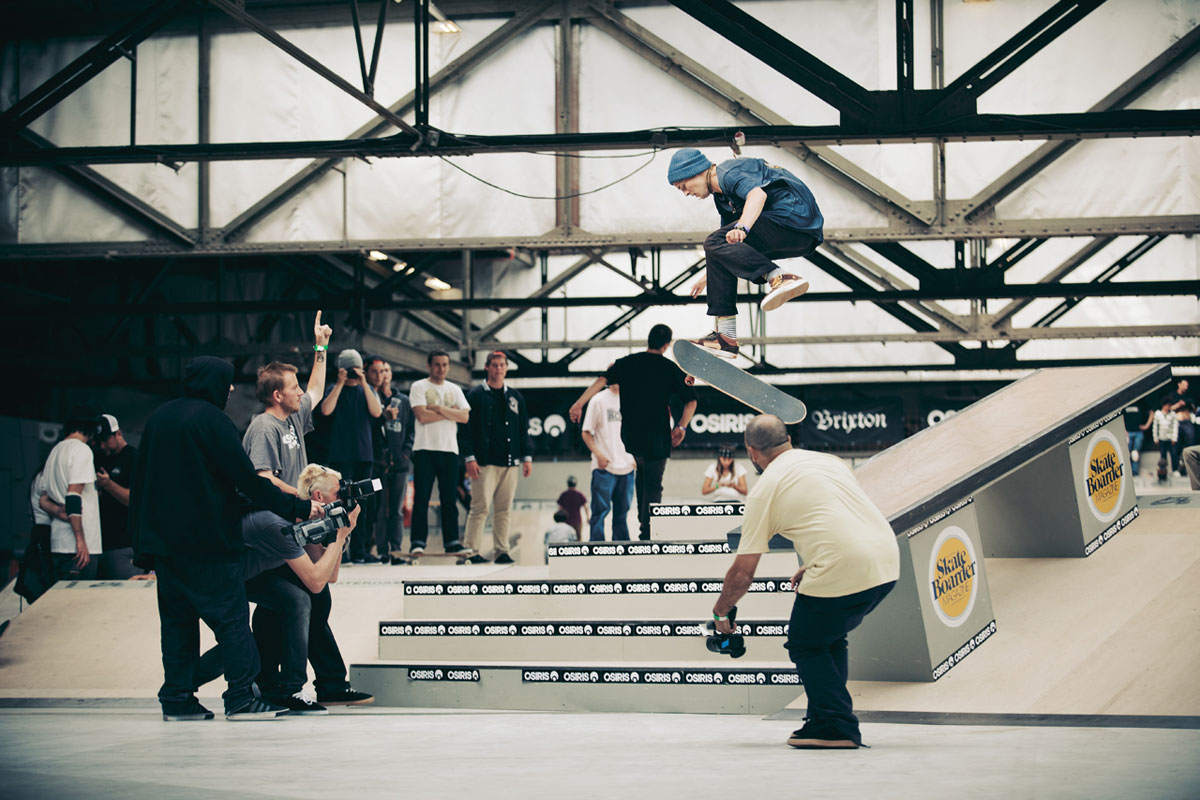 Albert Nyberg a hardflip na fotce Kubo Kríža. Klikněte na rozhovor o The Osiris Experience 2012.