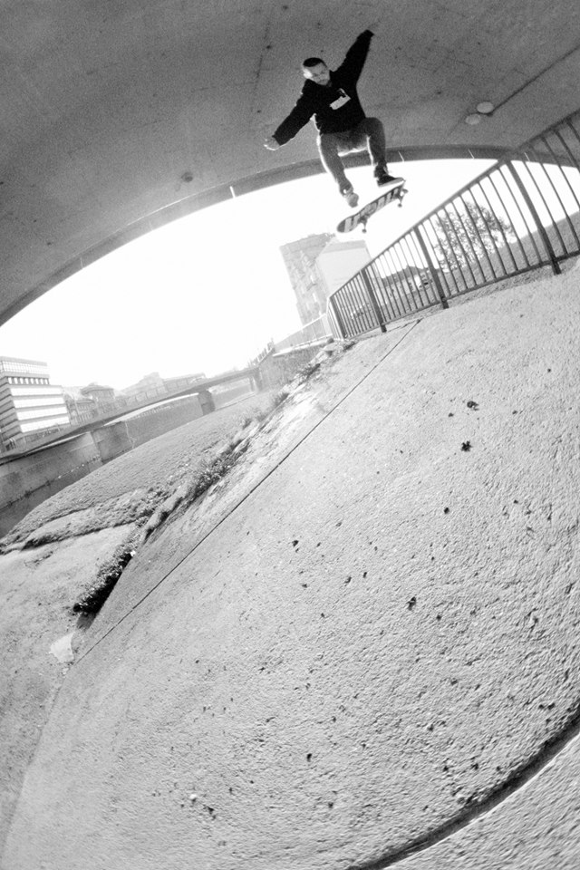 kickflip drop do hodně dirty bangu. Foto: Petr Bláha kickflip drop do hodně dirty bangu. Foto: Petr Bláha