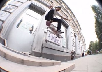 Kreativní skateboarding v ulicích Varšavy