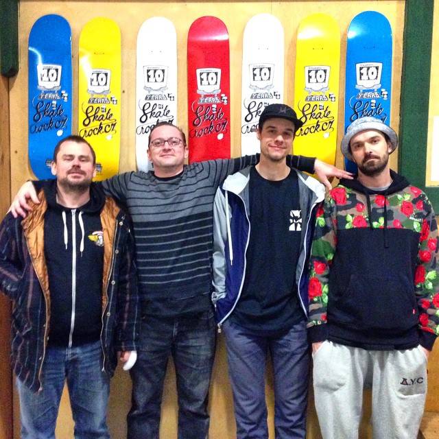 Lang, Kac, Kopa a Hank před deskami 10 let webu Skaterock.cz. Mady by Horsefeathers Stores & Ambassadors! Lang, Kac, Kopa a Hank před deskami 10 let webu Skaterock.cz. Mady by Horsefeathers Stores & Ambassadors!