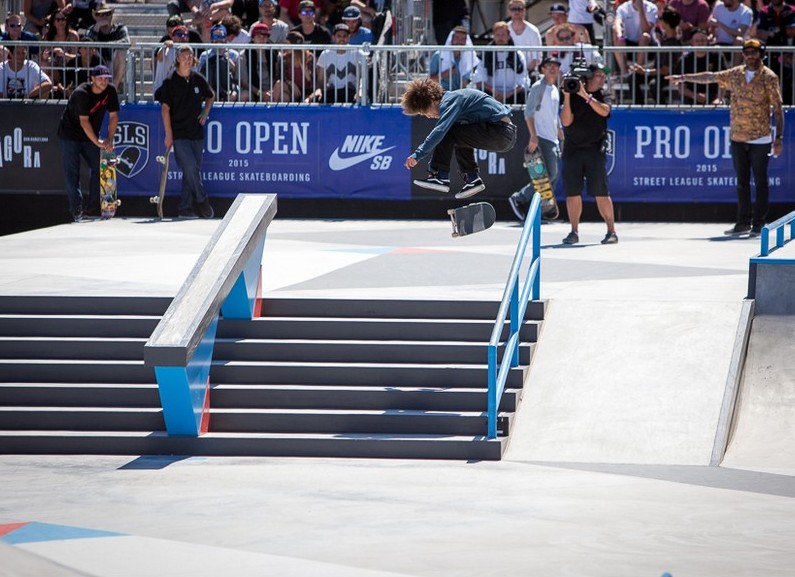 Nassim Guammaz to zabil např. heelflip bs lipslidem na první Nassim Guammaz to zabil např. heelflip bs lipslidem na první