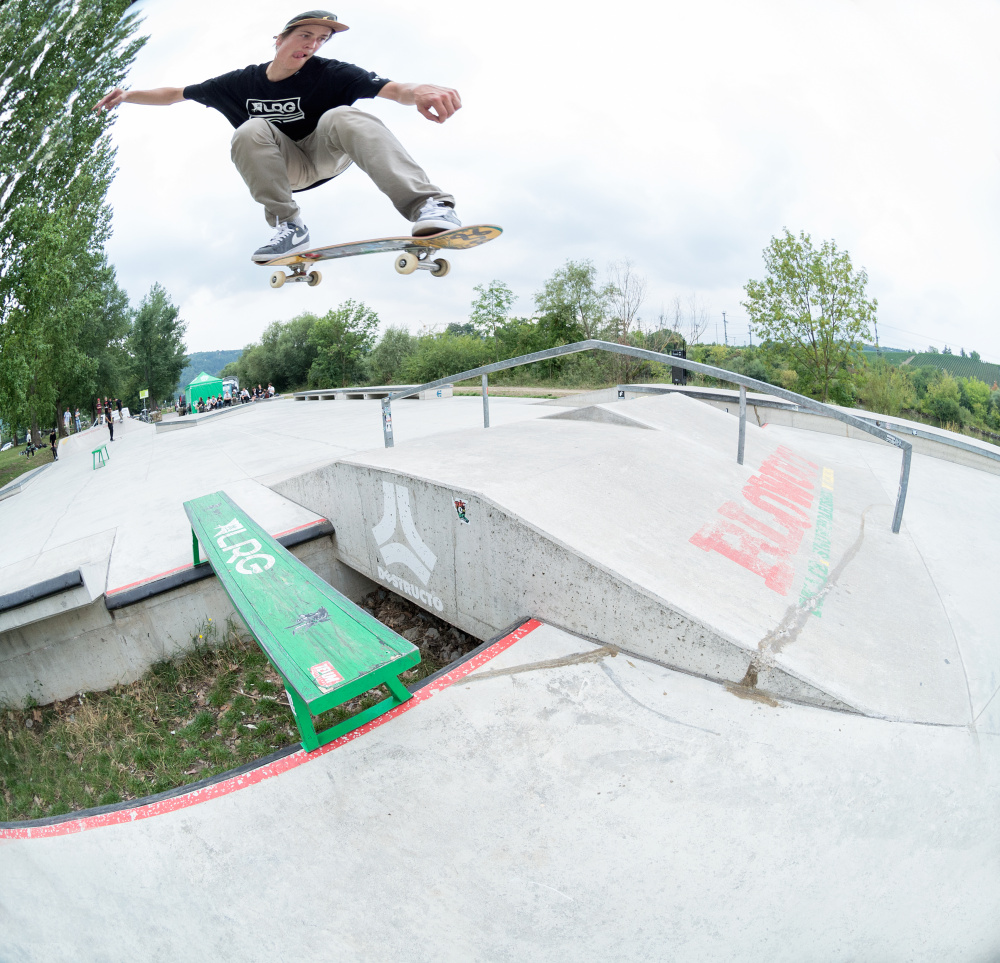 Niilo Nikkanen - ollie Niilo Nikkanen - ollie