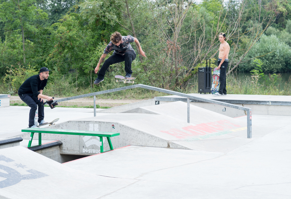 Willow - fs pop shove-it Willow - fs pop shove-it