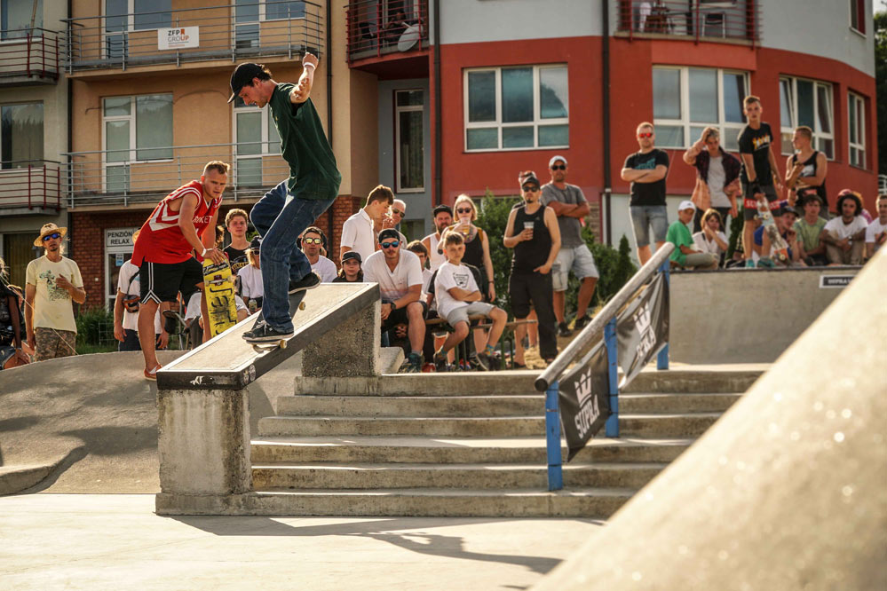 Juraj Kedro frontside nosegrind.