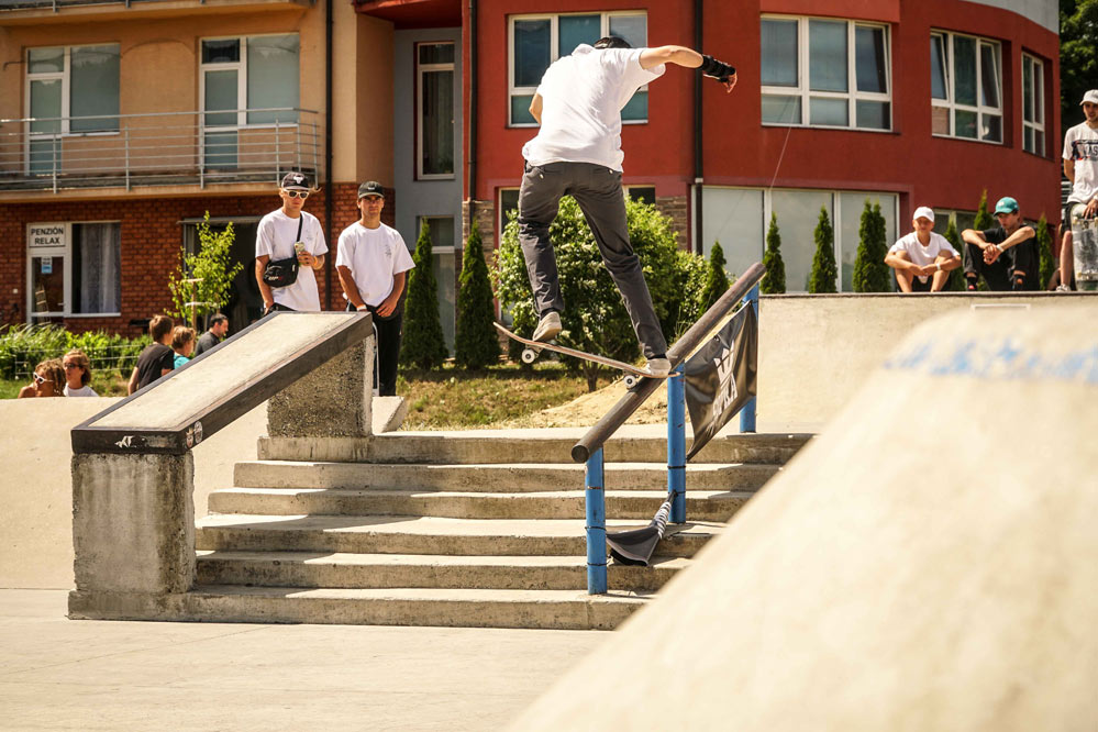 Kristán Nguyen backside fakie nosegrind.